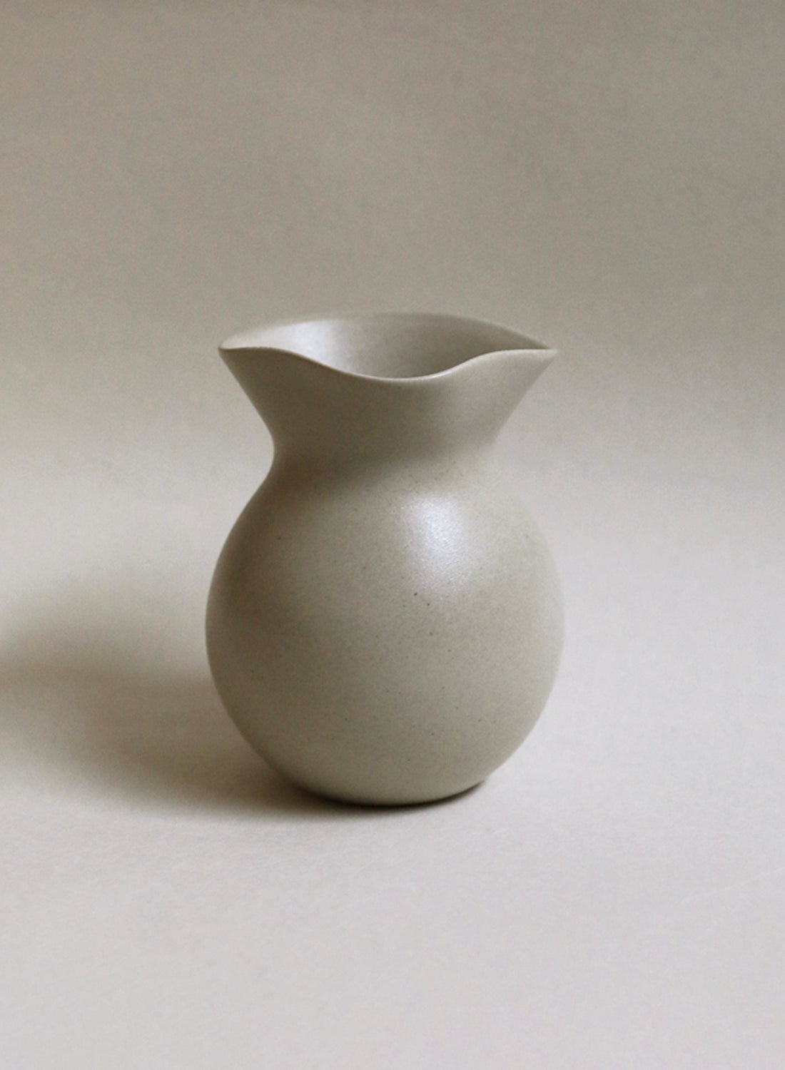 NR Ceramics U Vase, soil beige
